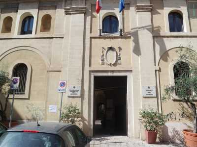 Le antiche ruote furono abolite in Italia da Mussolini nel 1923. Nell'ex monastero Santa Chiara di Taranto ce n'� una ancora ben visibile